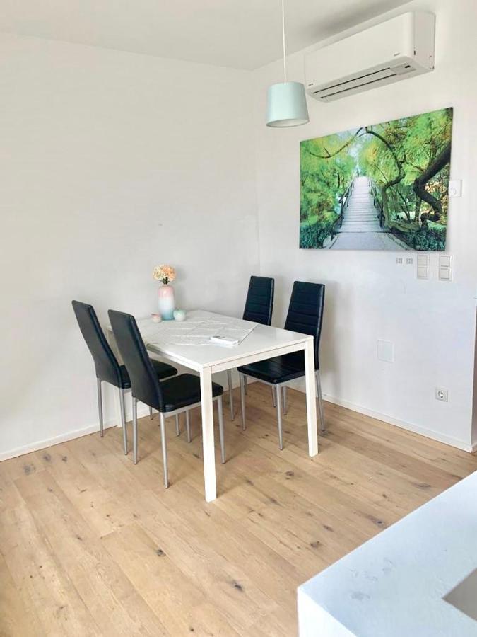 Amazing Location In Near Rathaus Viena